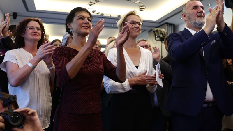 Sahra Wagenknecht (2.v.l.), Gründerin des gleichnamigen Bündnis, und die Thüringer Spitzenkandidatin Katja Wolf (2.v.r.) könnten eine wichtige Rolle spielen.