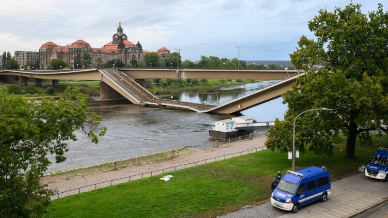 Mehr als 24 Stunden nach dem Teileinsturz der Carolabrücke ist es ruhig an der Unfallstelle.