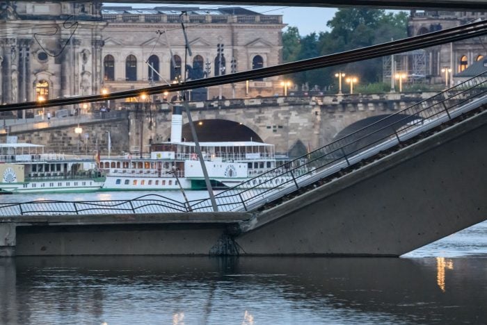 Auf einer Länge von etwa 100 Metern ist ein Teil der Brücke eingestürzt.