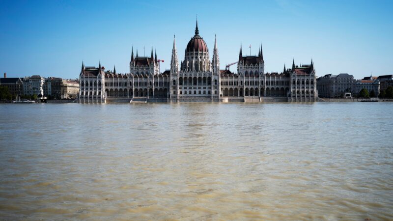 Das Parlament in Ungarn steht auch unter Wasser.