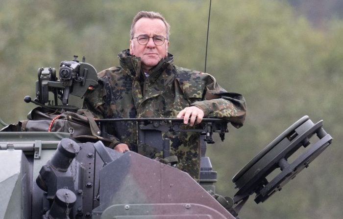 Verteidigungsminister Pistorius fährt beim Besuch der Artillerieschule der Bundeswehr auf einer Panzerhaubitze 2000 