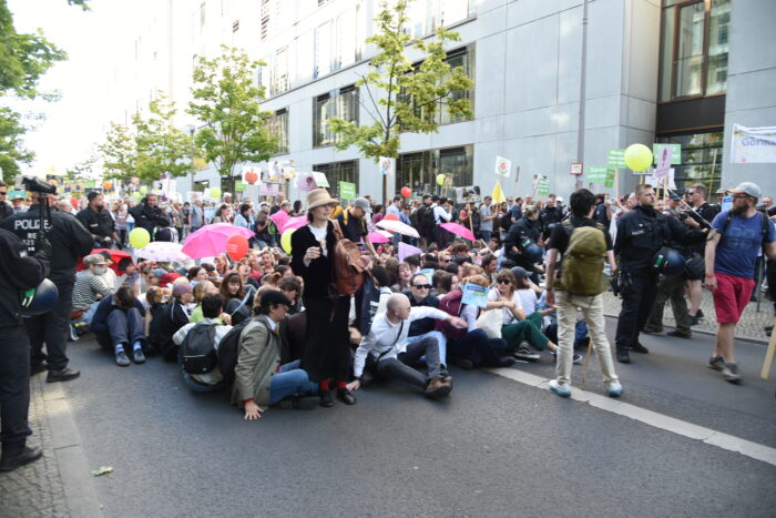 Mit einer Sitzblockade versuchen Gegendemonstranten den „Marsch für das Leben“ aufzuhalten. Foto: Epoch Times