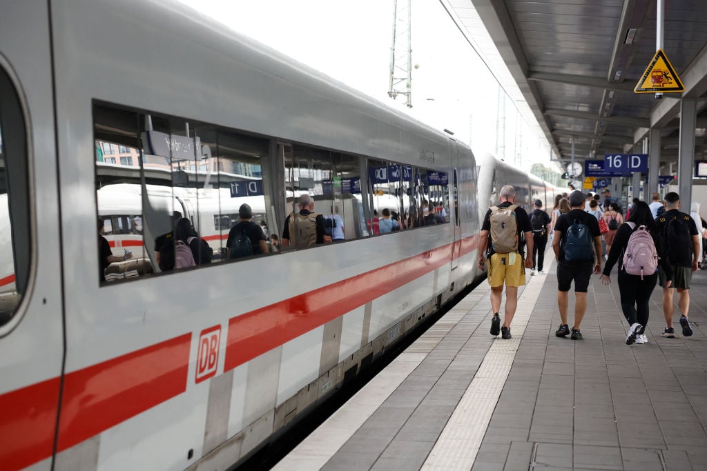 Bahnverkehr-in-Mitte-Deutschlands-durch-St-rung-zeitweise-massiv-beeintr-chtigt