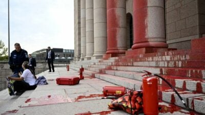 Finnischer Reichstag mit blutroter Farbe besprüht