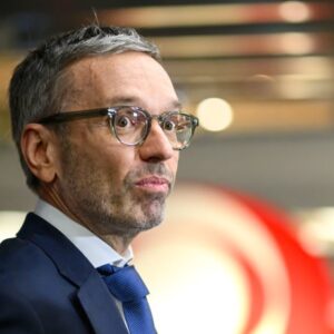 Österreich: FPÖ startet parlamentarische Großoffensive zur Corona-Aufarbeitung mit 827 Anfragen
