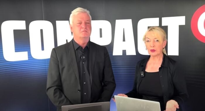 Jürgen Elsässer, der Herausgeber des COMPACT Magazins, und seine Frau Stephanie im COMPACT-Fernsehstudio. Foto: Bildschrimfoto/YouTube/COMPACTTV