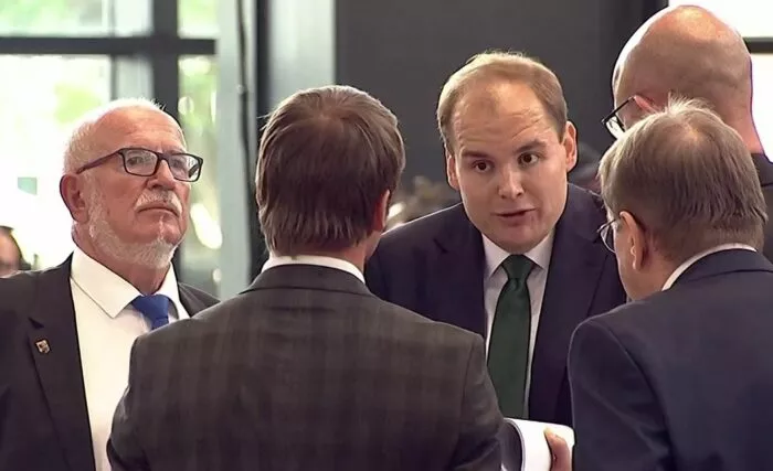 Alterspräsident Jürgen Treutler (AfD, links) und Torben Braga, der Parlamentarische Geschäftsführer der AfD-Fraktion im Thüringer Landtag, beim Disput über die Rechte und Pflichten des Sitzungsleiters. Foto: Screenshot/mdr