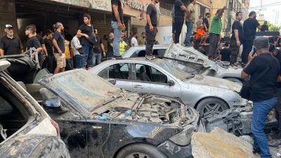 Menschen versammeln sich nach einem israelischen Angriff in Libanons Hauptstadt Beirut.