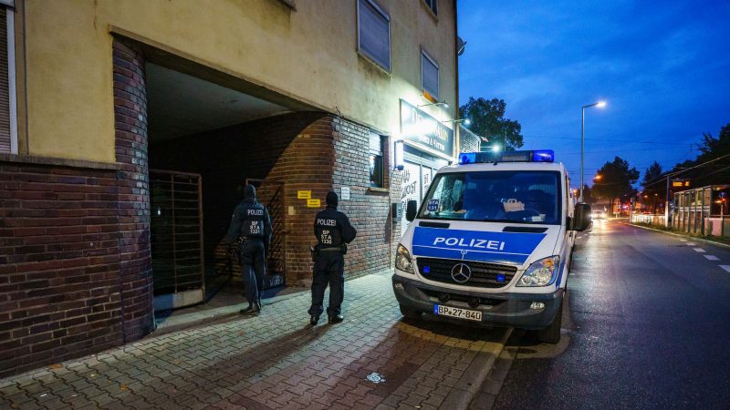 Die Polizei ist unter anderem in Mannheim wegen der Razzia im Einsatz.