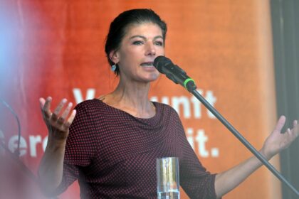 BSW-Chefin Sahra Wagenknecht zeigt sich offen für ein Gespräch mit Brandenburgs Ministerpräsident Dietmar Woidke. (Archivbild)