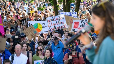 Fridays for Future zieht mit mehreren Tausend in Berlin auf die Straßen