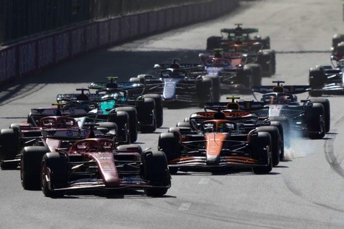 Ferrari-Pilot Charles Leclerc führte das Feld nach dem Start an.