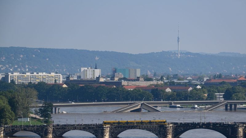 Der eingestürzte Teil der Carolabrücke versinkt in der Elbe.