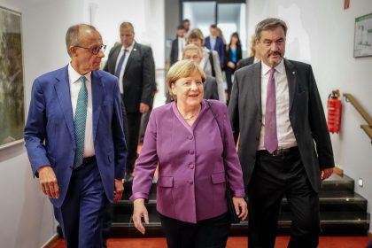 Markus Söder, CSU-Vorsitzender und Ministerpräsident von Bayern, und Friedrich Merz, CDU-Bundesvorsitzender und Unionsfraktionsvorsitzender, begleiteten Altkanzlerin Angela Merkel zu ihrem Platz.