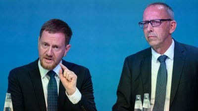 Es wird eng: Die Parteien von CDU-Ministerpräsident Michael Kretschmer und Jörg Urban, Vorsitzender der AfD in Sachsen, liegen dicht beieinander. (Archivbild)