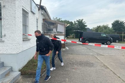 Polizisten durchsuchen Räume des Islamischen Zentrum in Fürstenwalde.