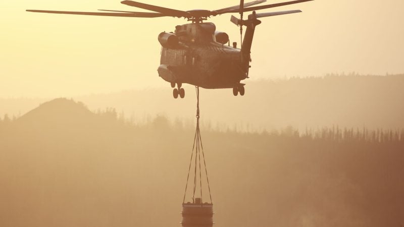 Die Brandbekämpfung am Brocken dauert weiter an, auch mit Unterstützung von Hubschraubern (Foto aktuell).