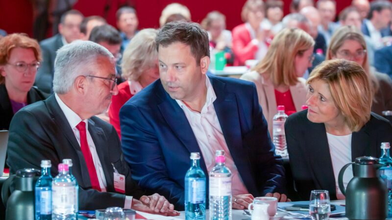 Generationswechsel bei der SPD in Rheinland-Pfalz: Nach Ministerpräsidentin Malu Dreyer geht auch Parteichef Roger Lewentz (l). Hier im Gespräch mit SPD-Chef Lars Klingbeil (m.)