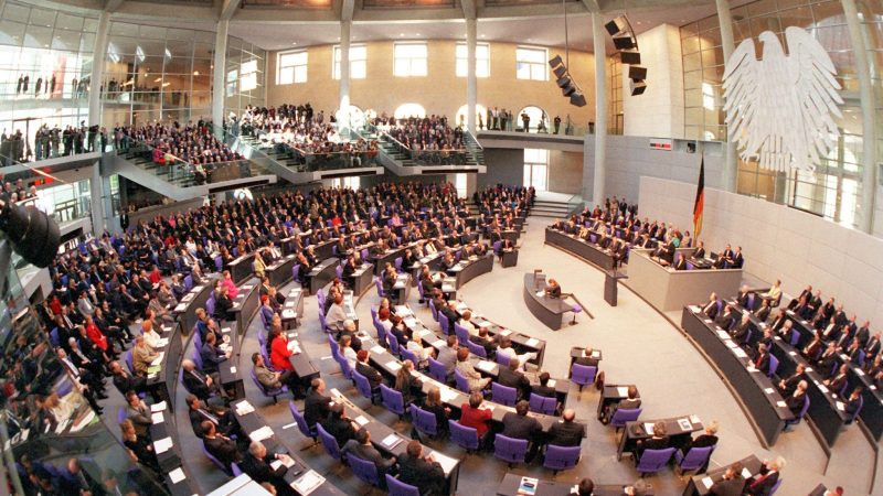 Viel Glas und Transparenz: Der umgebaute Plenarsaal im Reichstagsgebäude in Berlin.