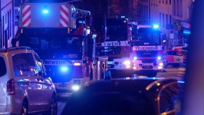 Nach einem Brand und einer Bedrohungslage zuckten stundenlang die Blaulichter der Einsatzfahrzeuge vor einer Klinik in Aachen. Nun hat vor dem Landgericht der Prozess gegen die mutmaßliche Täterin begonnen. (Archivbild)