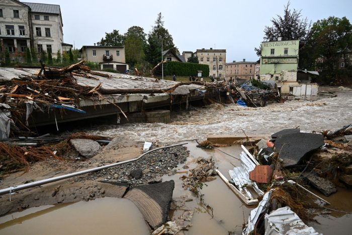 Unwetter mit schweren Regenfällen haben massive Zerstörungen im Südwesten Polens angerichtet. Jetzt bereitet sich auch die Stadt Breslau auf die Flut vor. (Foto Aktuell)