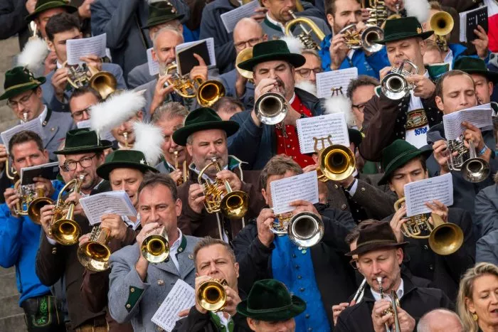 Musi beim Oktoberfest: Blaskapellen spielen auf den Stufen der Bavaria beim Platzkonzert der Wiesnwirte.