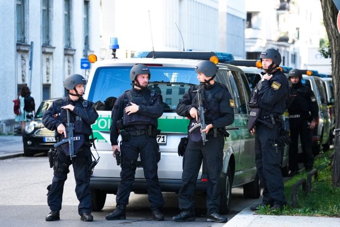 Bewaffnete Polizisten stehen in der Münchner Innenstadt.