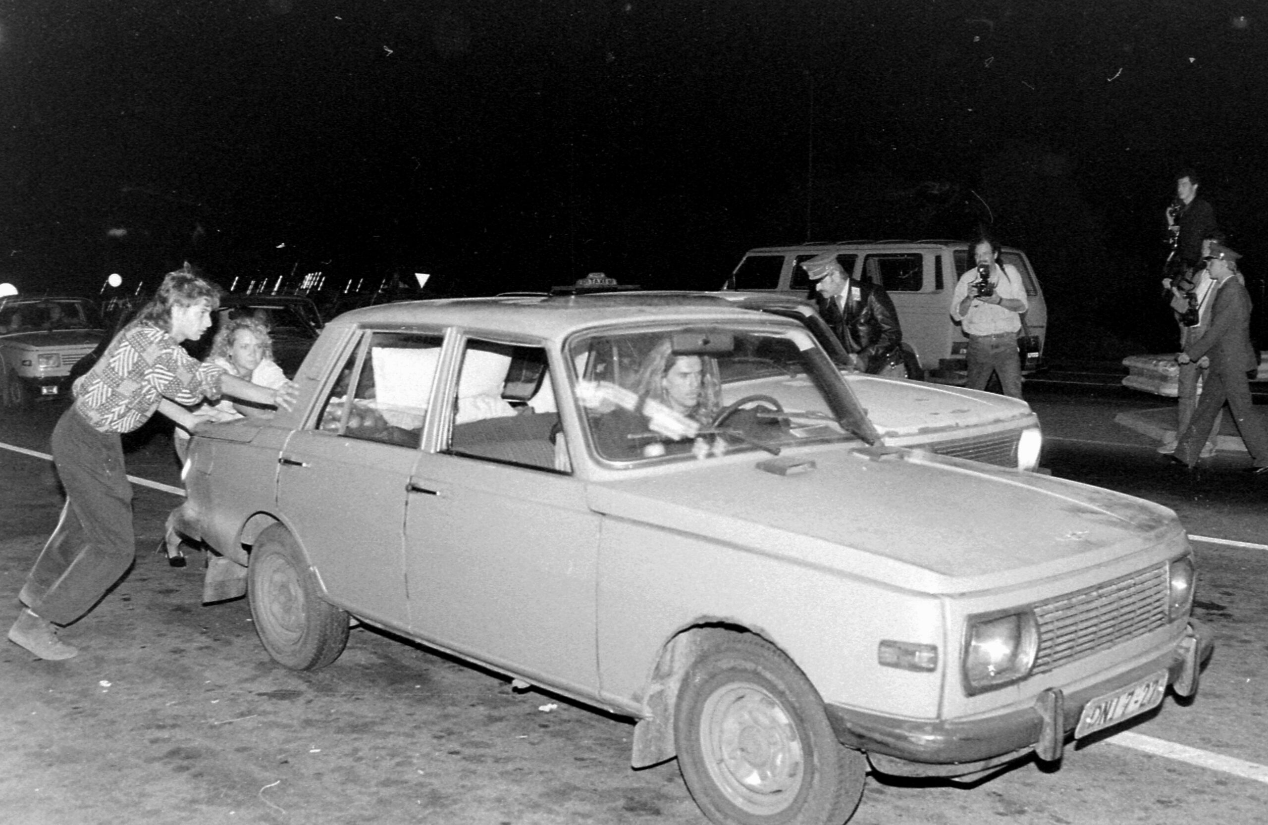 Der geöffnete Grenzübergang, DDR Wartburg 353W, 10-11 September 1989 Foto: Fortepan / Tamás Urbán