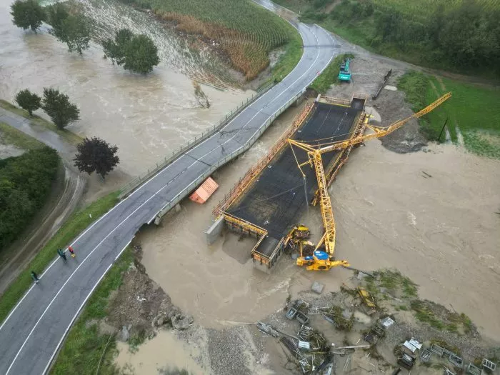 Hochwasser in Österreich: Eine Brücke ist eingestürzt.