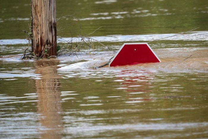 Land unter so hoch wie dieses Stoppschild in Morganton, North Carolina, USA. Der Hurrikan Helene brachte sintflutartige Regenfälle und hat zu Überschwemmungen in weiten Gebieten im Süden der USA geführt.