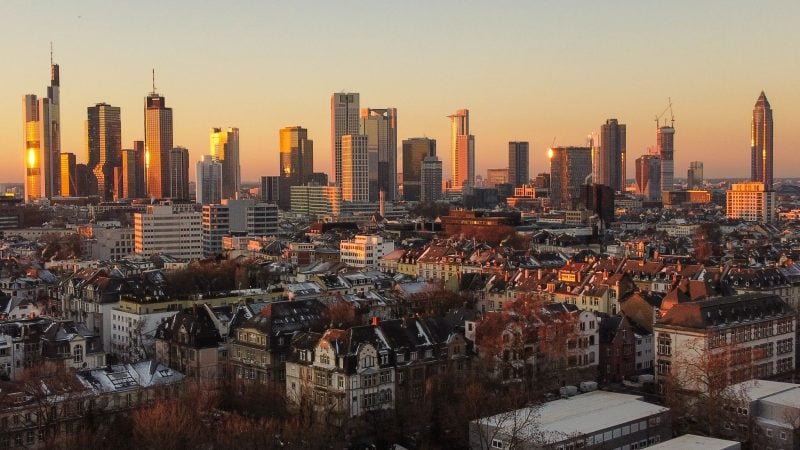 Das Risiko für eine Immobilienblase in Frankfurt ist nach Einschätzung der Schweizer Bank UBS gesunken (Archivbild).