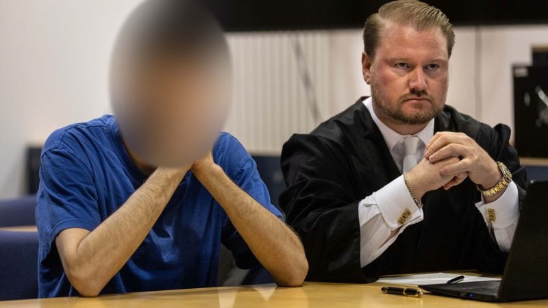 Mit vier Benzinkanistern soll der angeklagte 24-Jährige (links neben seinem Anwalt) zur Wohnung der Familie seiner Ex-Verlobten gegangen sein.