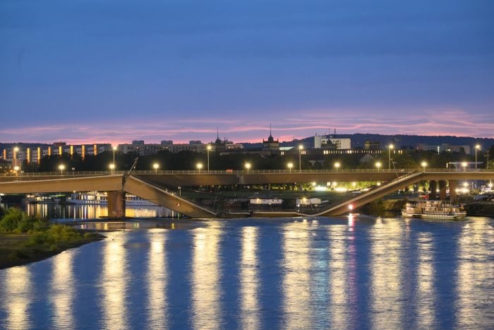 Teile der Carolabrücke in Dresden sind eingestürzt. 