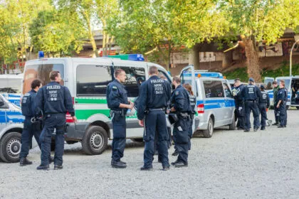Köln: Handgranate unter brennendem Auto entdeckt - Sprengung durch Spezialisten