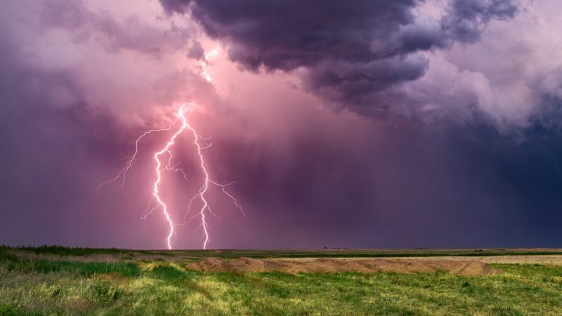 Ein Blitz kann die Luft schlagartig auf 30.000 °C erhitzen.