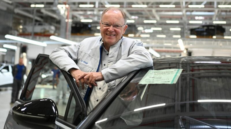 Niedersachsens Ministerpräsident Weil, hier im VW-Werk Emden, weiß um die Bedeutung des Autokonzerns für sein Bundesland. (Archivbild)