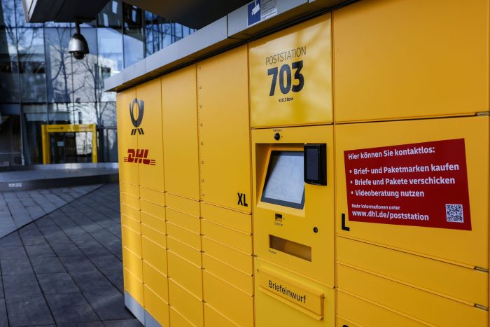 Ein Automat namens Poststation steht vor der Zentrale von DHL in Bonn.