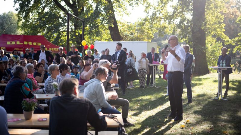 Woidke spricht beim Wahlkampfabschluss der SPD in Oranienburg vor rund 200 Menschen.