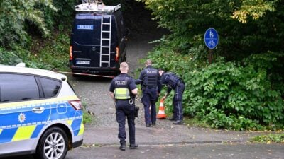 Polizisten sind in der Nähe eines mutmaßlichen Tatorts im Einsatz. Das Gebiet wird gerodet, um nach einem Handy zu suchen.