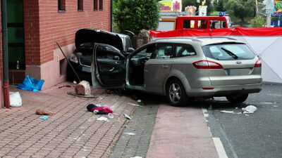 Auto fährt in feiernde Gruppe – fünf Leichtverletzte