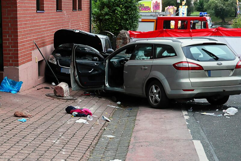 Auto fährt in feiernde Gruppe – fünf Leichtverletzte