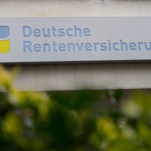 Panne bei Pflegeversicherungsbeiträgen: Rentner zahlen „Zwangszinsen“