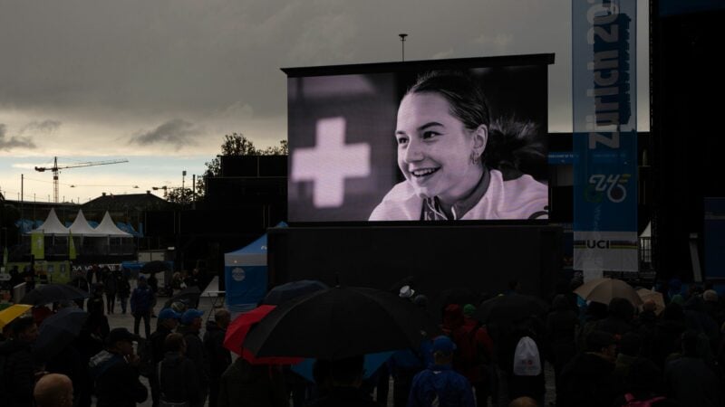 Ein Foto von Muriel Furrer auf der Leinwand im Zielbereich der WM.