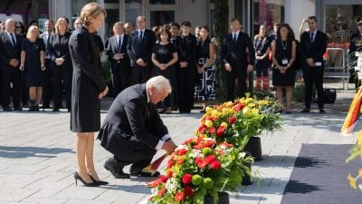 Bundespräsident Steinmeier legt Kranz am Tatort nieder.