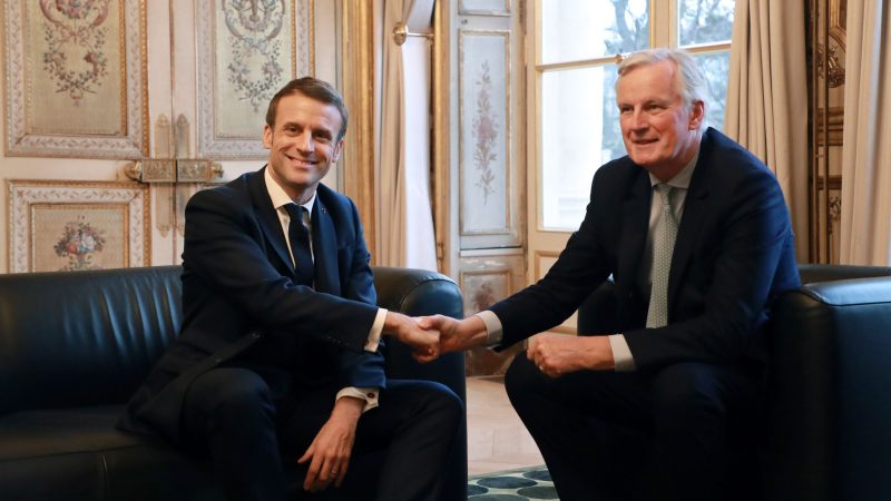 Dem Präsidenten Emmanuel Macron (links) hat der neue Premier Michel Barnier die Zusammensetzung des Kabinetts bereits vorgelegt (Archivbild).