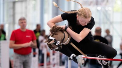 „Hobby Horsing“: Wettbewerb im Springreiten ohne Pferd