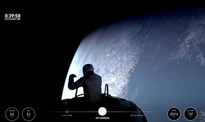 Dieses Bild aus einem SpaceX-Video zeigt den Beginn des Weltraumspaziergangs.