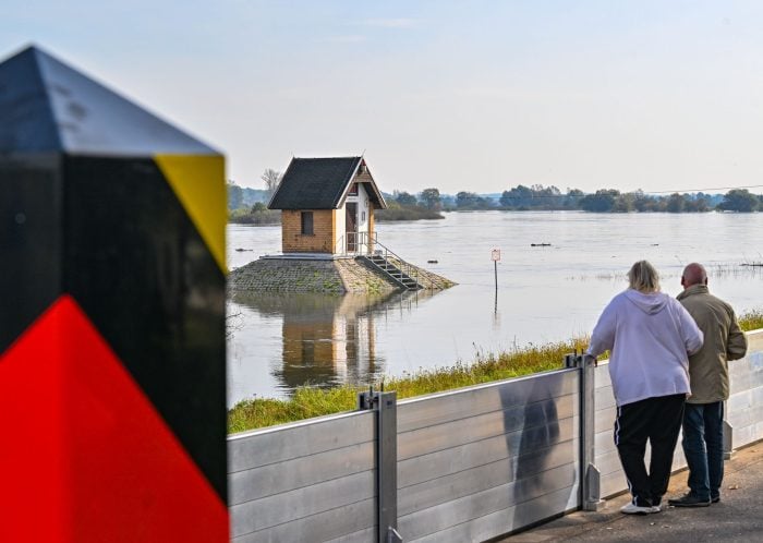 In der Nähe des Pegelhauses in Ratzdorf in Brandenburg, wo die Flüsse Neiße und Oder zusammenfließen, wurde eine mobile Mauer gegen Hochwasser aufgebaut