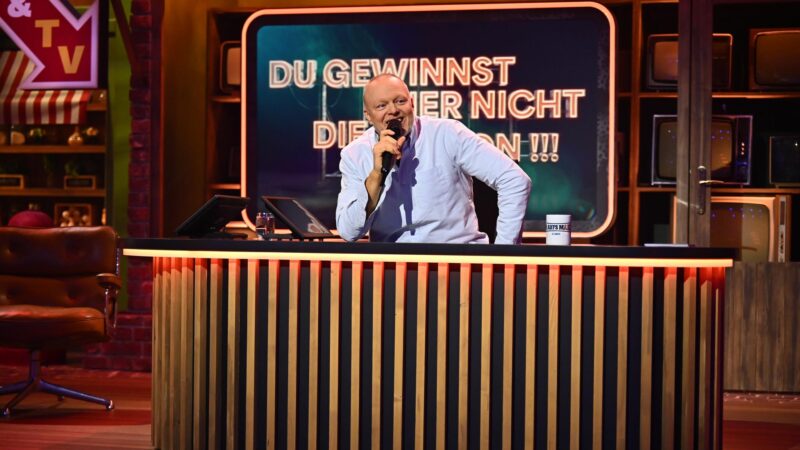 Lange nicht mehr gesehen: Stefan Raab sitzt wieder an einem Schreibtisch und scherzt vor sich hin. Auf RTL+ hat der Entertainer seine neue Show präsentiert.