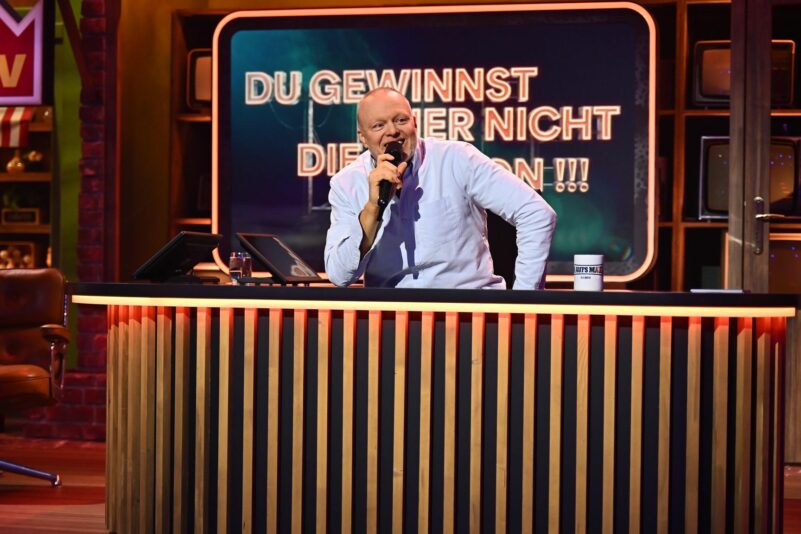 Lange nicht mehr gesehen: Stefan Raab sitzt wieder an einem Schreibtisch und scherzt vor sich hin. Auf RTL+ hat der Entertainer seine neue Show präsentiert.